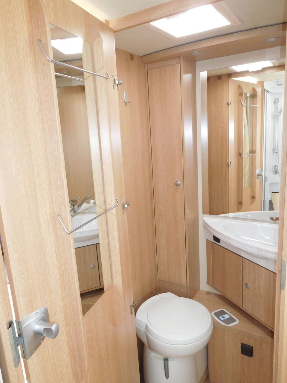 Camping-car profilé occasion Sunlight T 69 L, lit central, lit de pavillon, à Roques près Toulouse 31