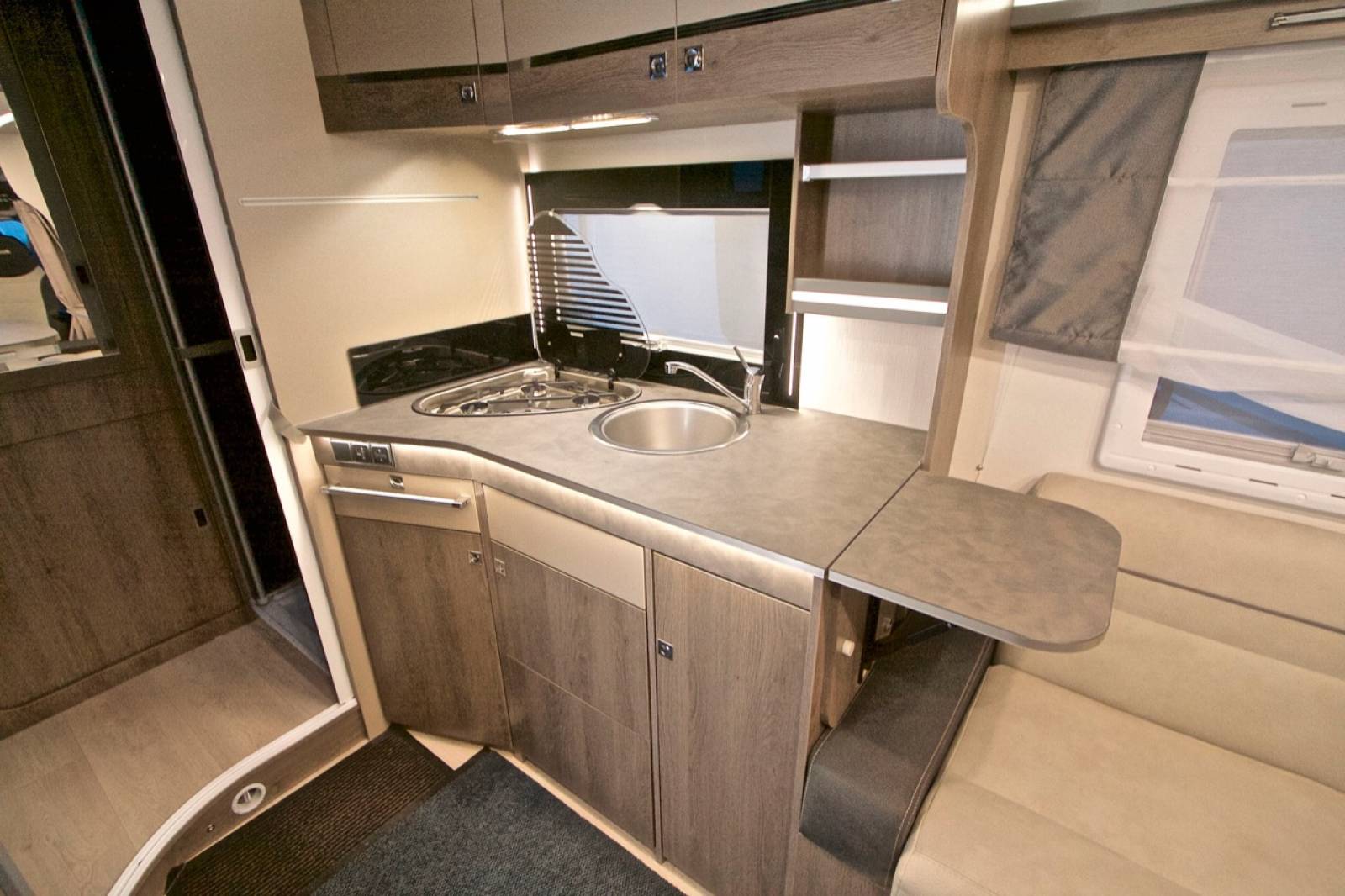 Achat Camping-car profilé occasion 4 couchages maxi-salon Chausson Titanium 640, à roques, près Toulouse 31Achat Camping-car profilé occasion 4 couchages maxi-salon Chausson Titanium 640, à roques, près Toulouse 31