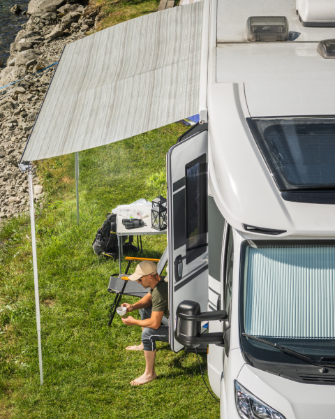 Vous hésitez entre un store ou un auvent pour votre camping-car ou votre caravane ? 