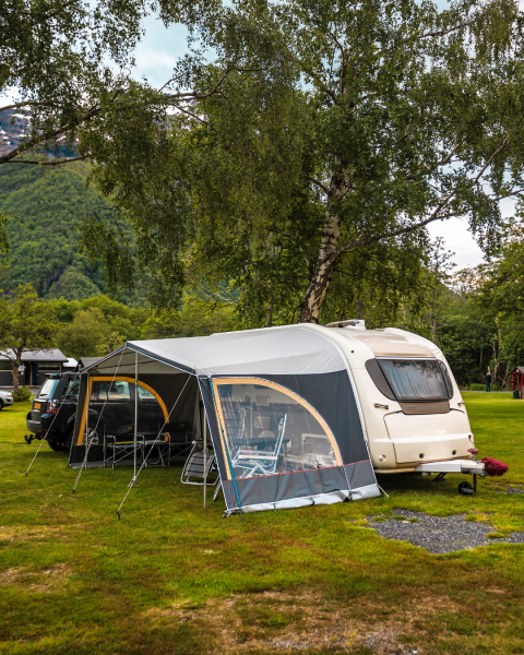 Vous hésitez entre un store ou un auvent pour votre camping-car ou votre caravane ? 