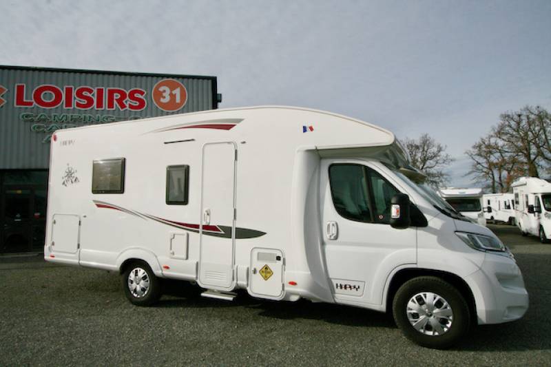 Camping-car profilé occasion, véhicule presque neuf, lit de milieu et de pavillon, 4 places, PLA 390, à Roques, proche de Toulouse (31)