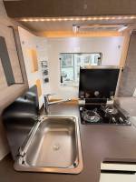 Camping-car profilé occasion, Compact, moins de 7 m, 2,17 m de largeur, lit central, salon face à face, un Rapido C 86,  chez Vacances et Loisirs, à roques proche de Toulouse (31)